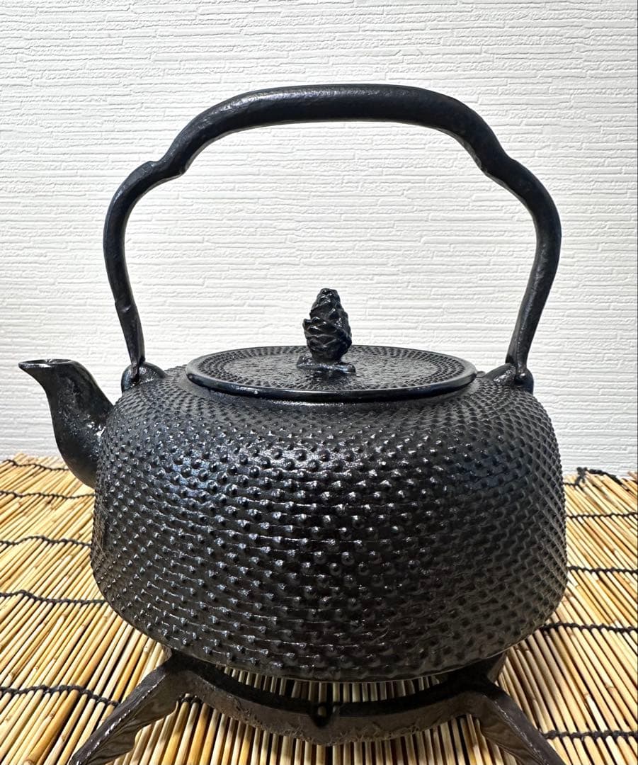 未使用品、供箱、付属品付　南部岩鋳造　１８型万代アラレ　南部鉄瓶　南部鉄器