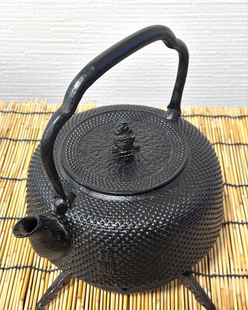 未使用品、供箱、付属品付　南部岩鋳造　１８型万代アラレ　南部鉄瓶　南部鉄器