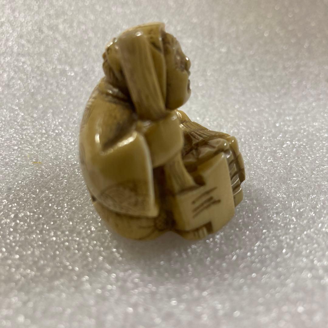 極上　天然素材　薪・斧を持つ爺　彫刻　根付 提げ物　置物