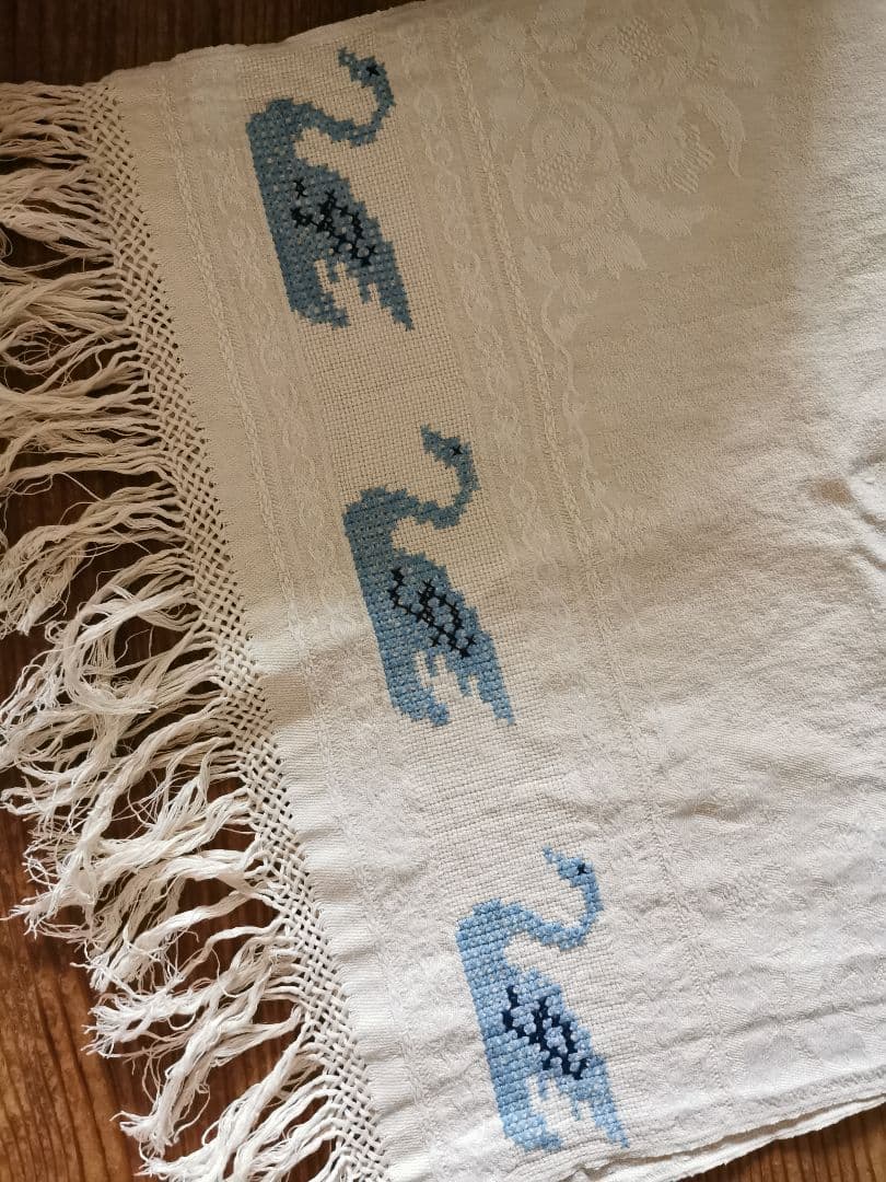 アンティークイタリア ダマスク織地模様リネン 水色のスワン クロスステッチ刺繍