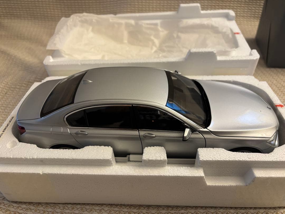  7シリーズ ミニカー 1/18 シルバー