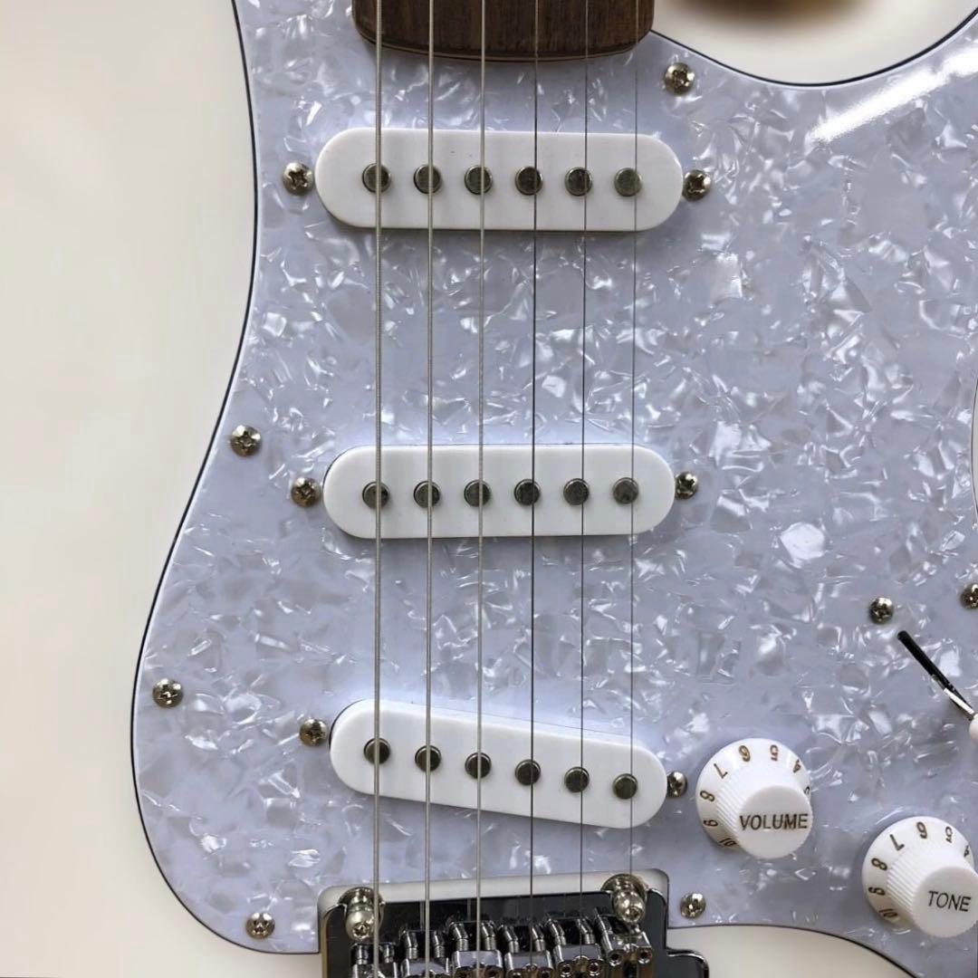 【美品】　エレキギター　 Squier（スクワイヤー）　ストラトタイプ　ホワイト