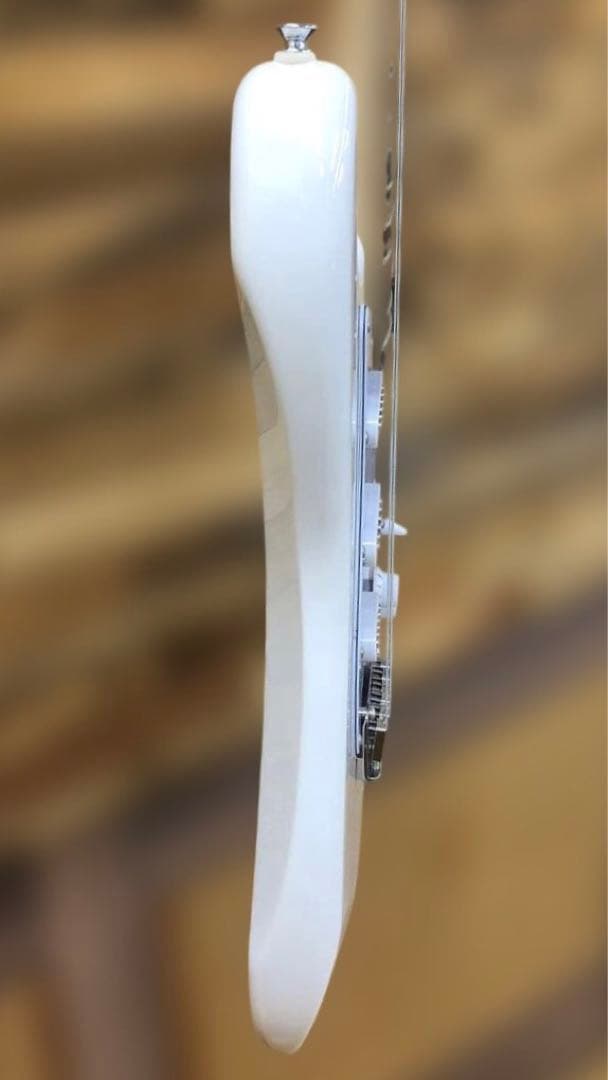 【美品】　エレキギター　 Squier（スクワイヤー）　ストラトタイプ　ホワイト