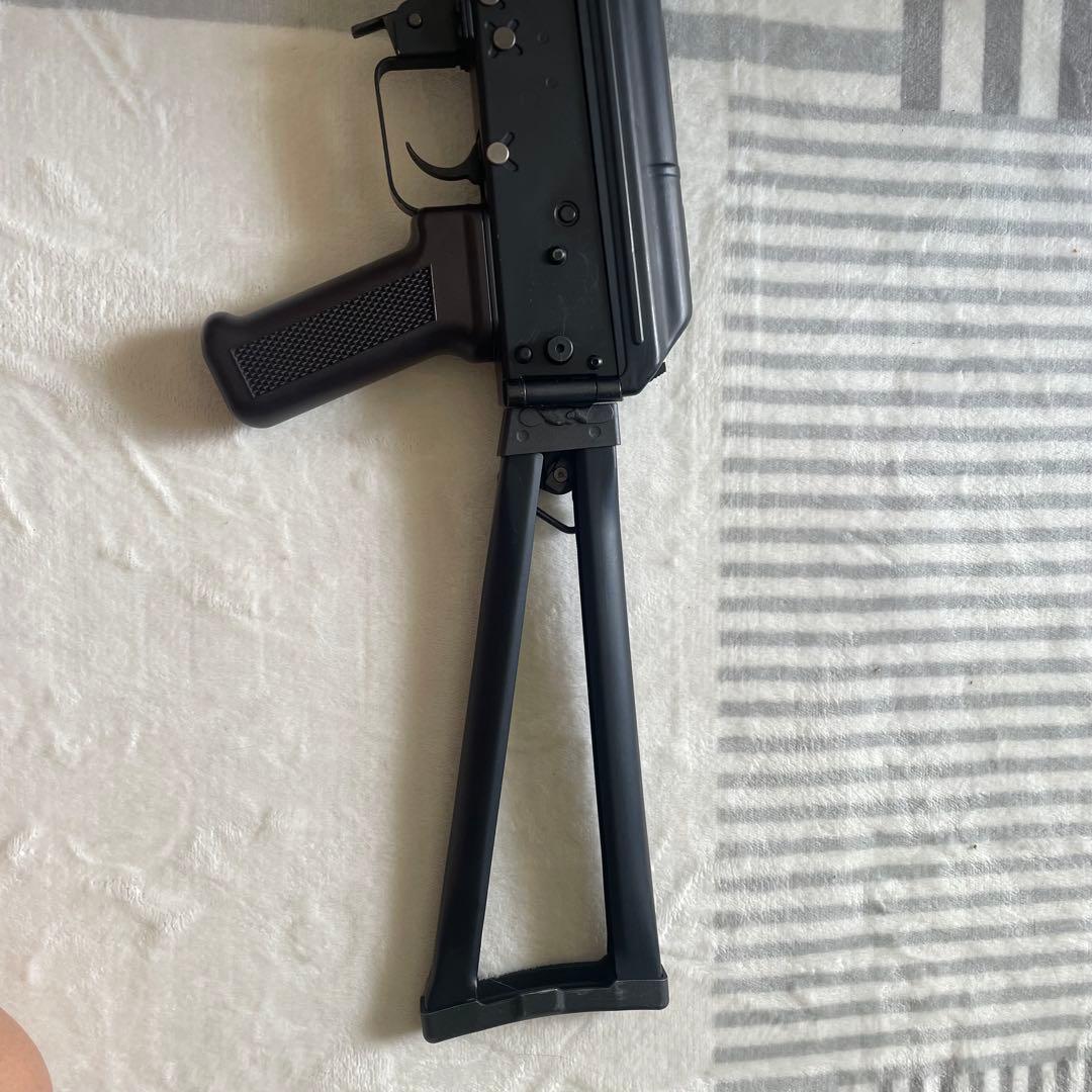 次世代電動ガン ブラック/ブラウン 4本マガジン付き　スコープ付き