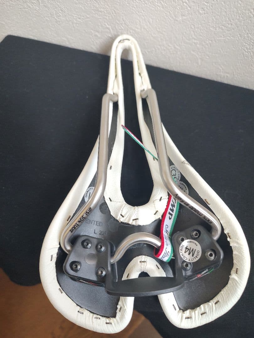 極美品　SMP dynamic ホワイト サドル　ダイナミック