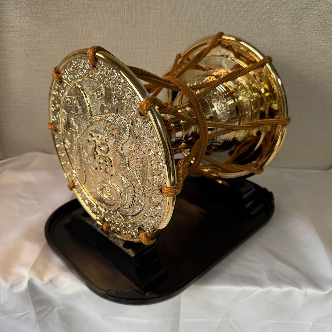 寿 鼓 飾り台付き 金メッキの福の置物 松庵