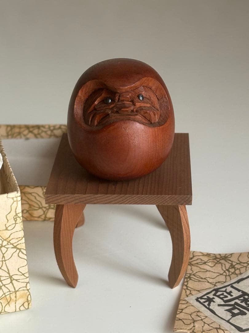 新品箱入り！　一刀彫　達磨　一位木　木製　縁起物　美術工芸品