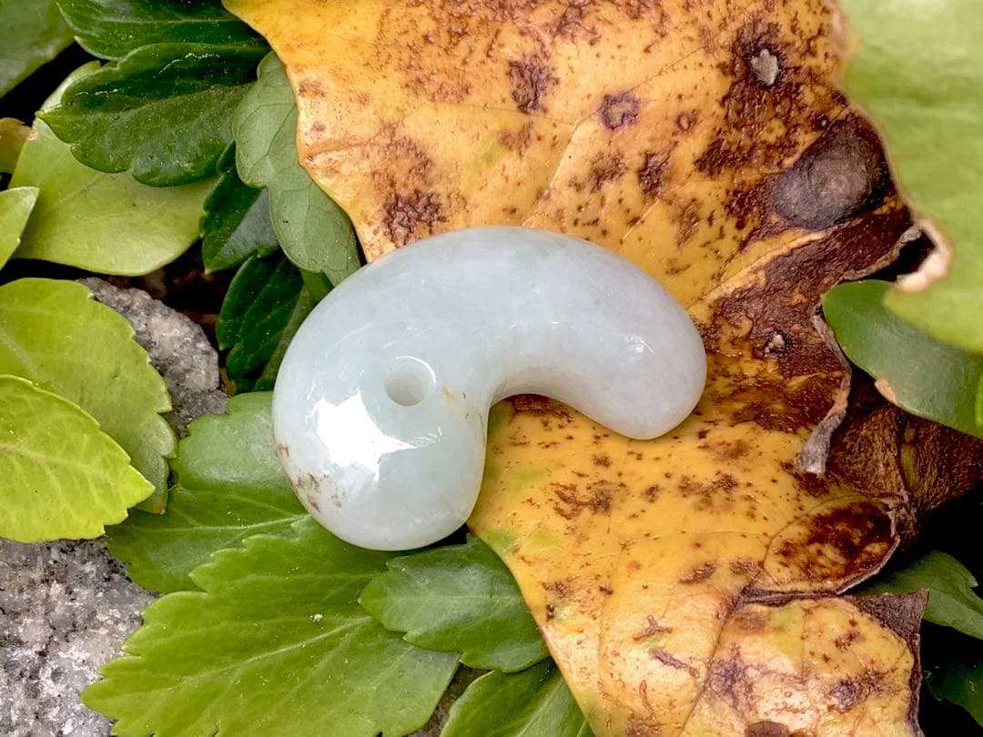 ✳今年2個目のトロトロ勾玉‼️ 酸化鉄入り糸魚川翡翠　抜群全面透過　鑑別書取得品‼️