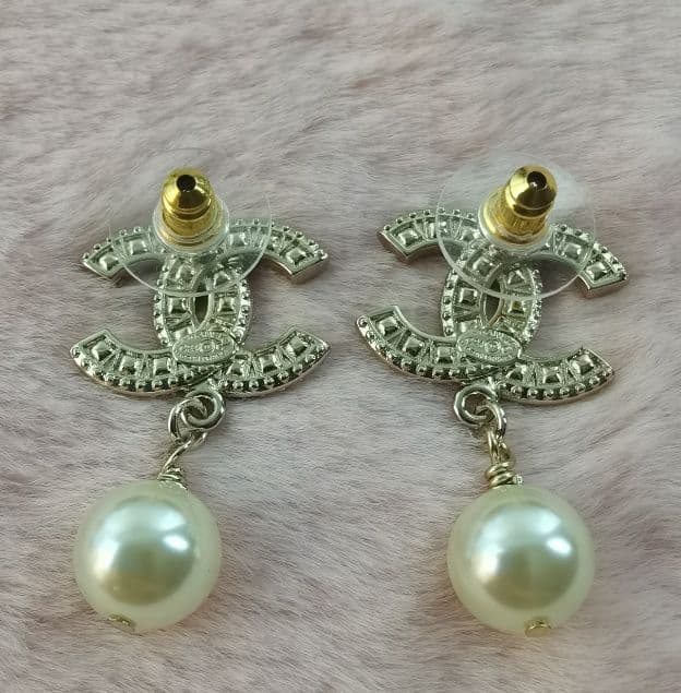 美品 CHANEL パール付きロゴピアス A86506