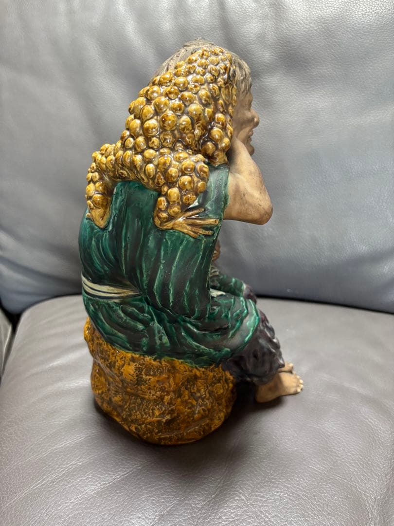 老人とカエルの置物