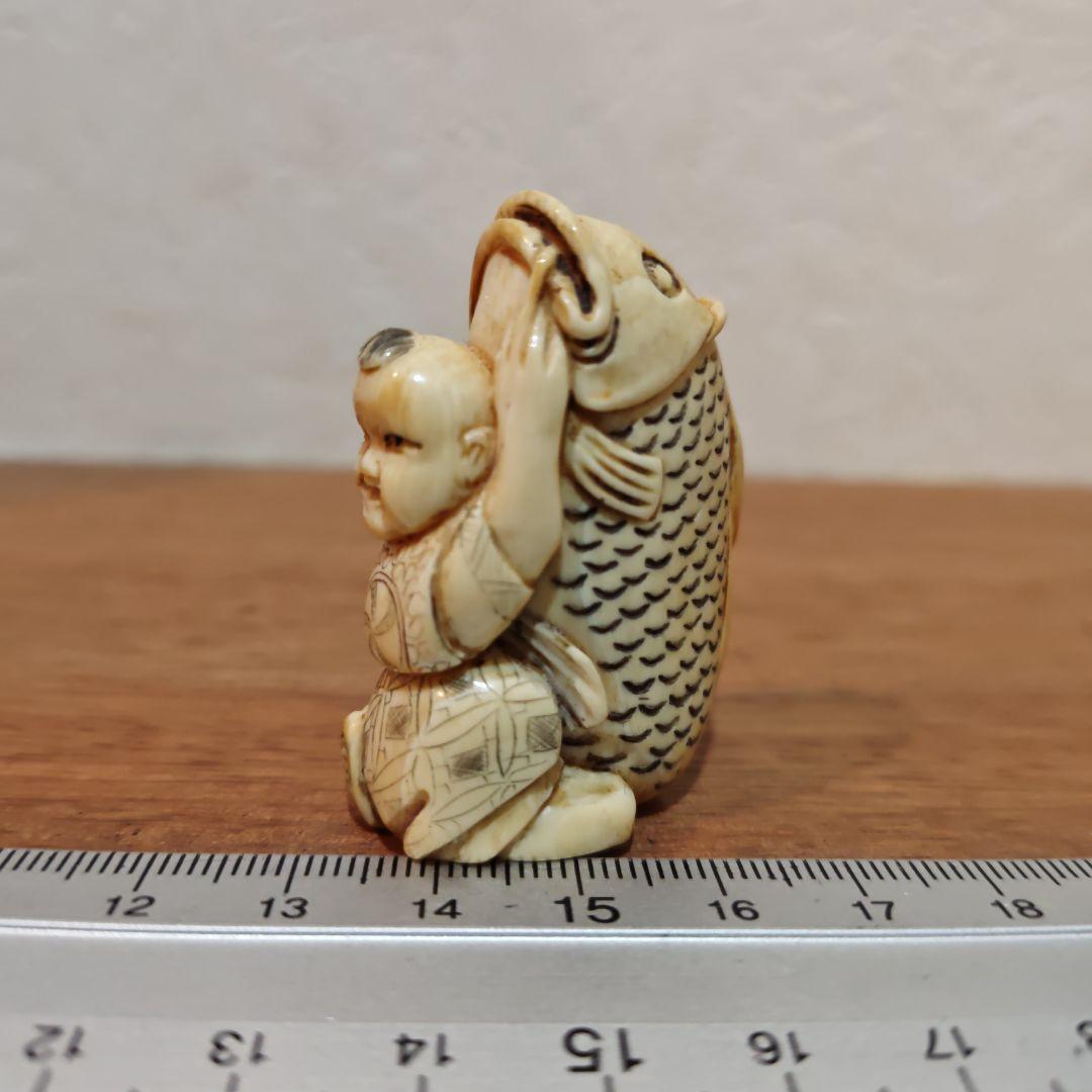 時代提物 人物根付 天然素材【大鯉と唐子】高約4.8cm 重27ｇ縁起物