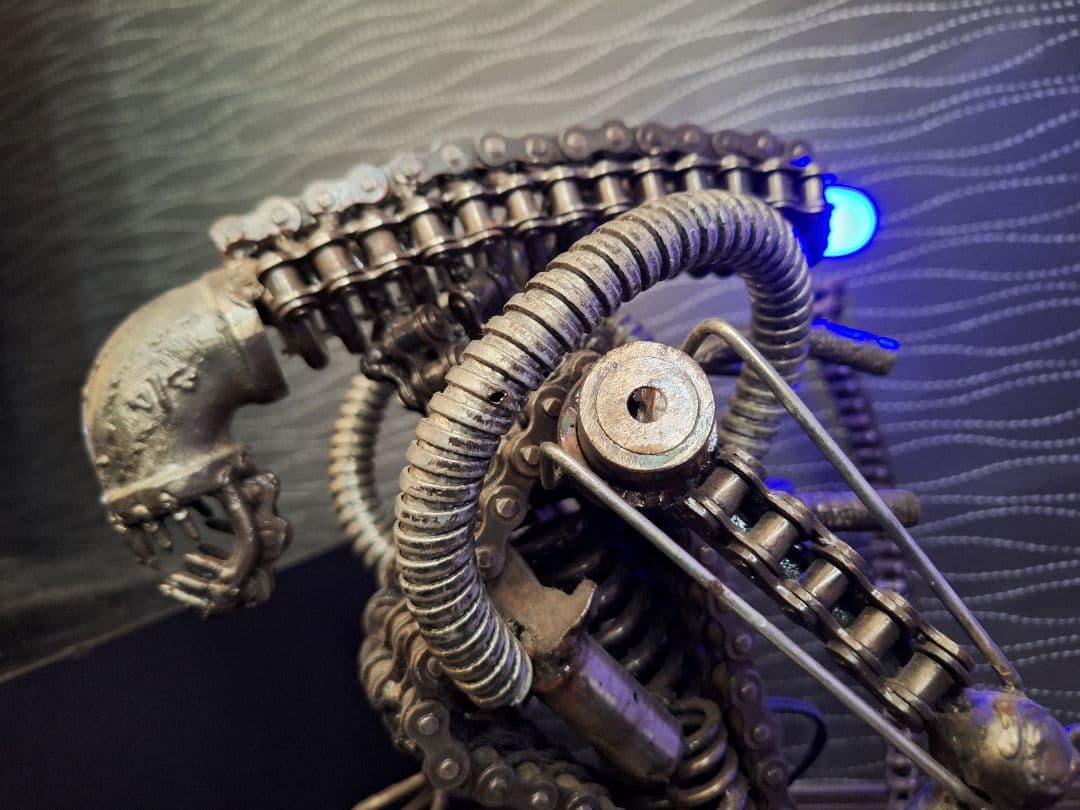 メタル 廃材アート エイリアン LED 上半身可動　高さ46cm