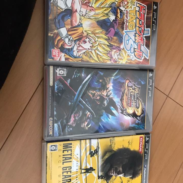 PSP本体２つとカセット（6個）・充電器・メモリー付き