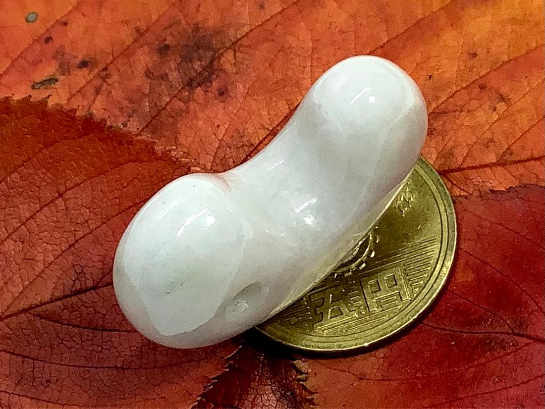⭕️お値段ご遠慮無く‼️　糸魚川翡翠勾玉の白翡翠お探しの方　卸しお値段にて　お早目に
