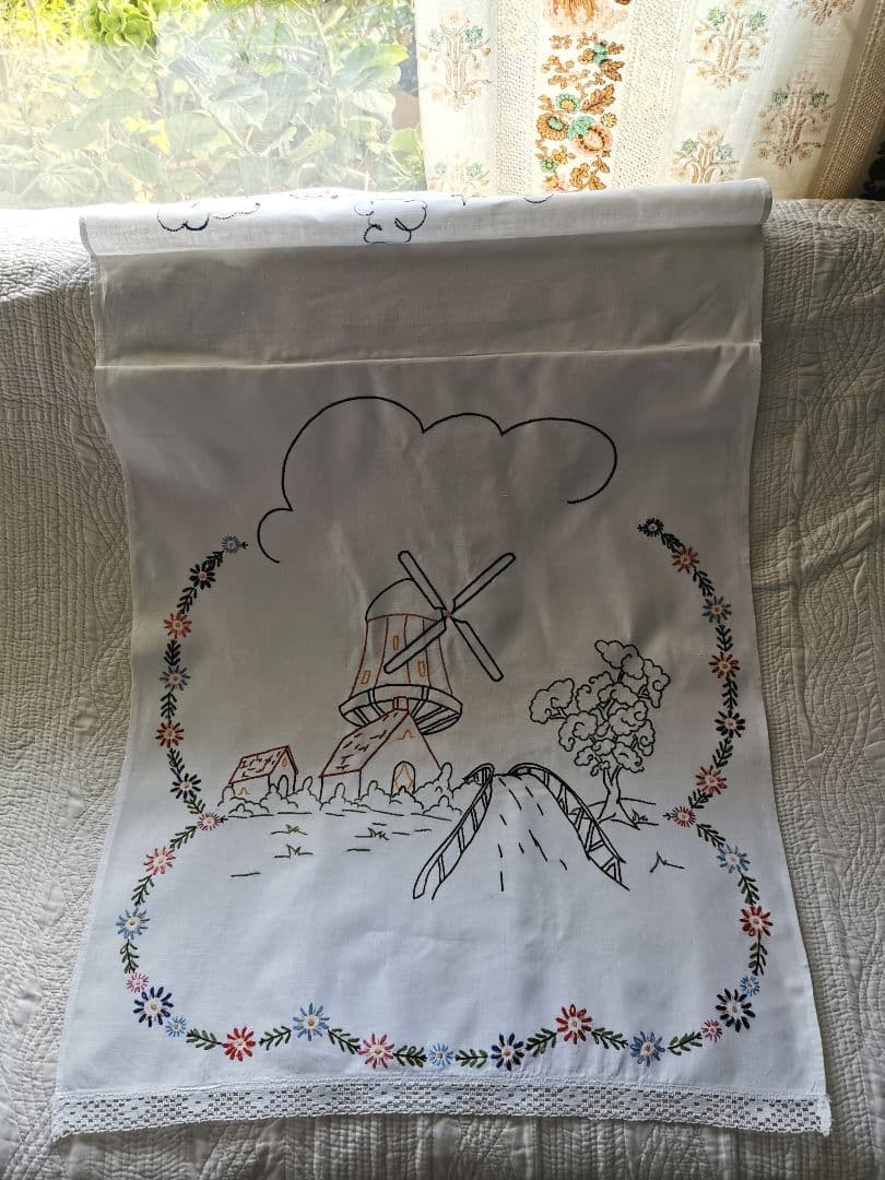 アンティーク 風車と橋と木と花刺繍クロス 家鴨の親子刺繍リボン付 カーテンパネル