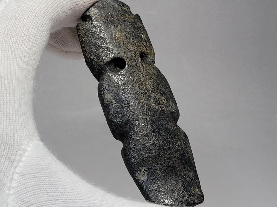 鉄成分の多い黒玉製 神像型 護身装身具 チベット 仏教文物 幅約8.7cm