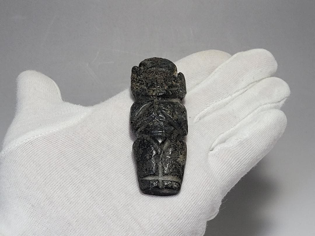 鉄成分の多い黒玉製 神像型 護身装身具 チベット 仏教文物 幅約8.7cm