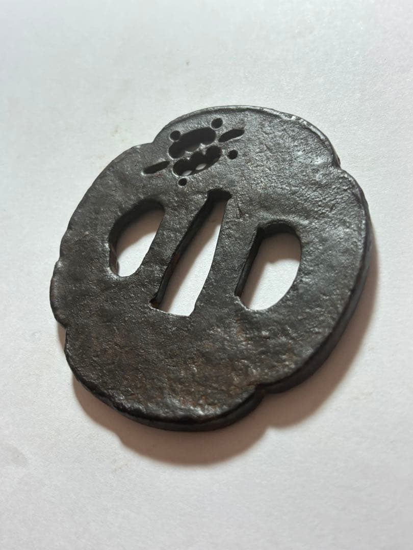 鐔鍔つば　信家　在銘　可愛い　亀透かし　カメ　鉄地　江戸時代