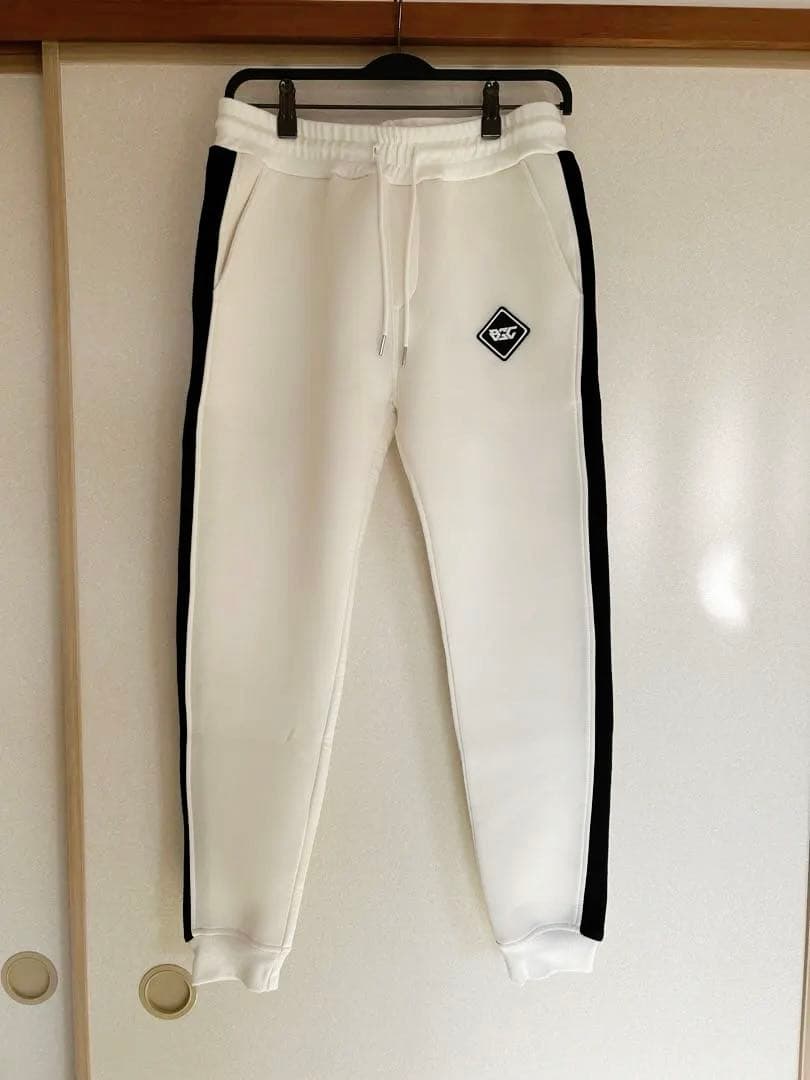 ホワイトフード付きジャケット＆ジョガーパンツセット