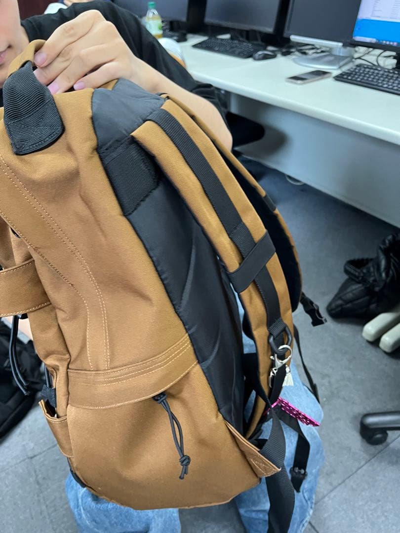 泥で汚れた白いズボン