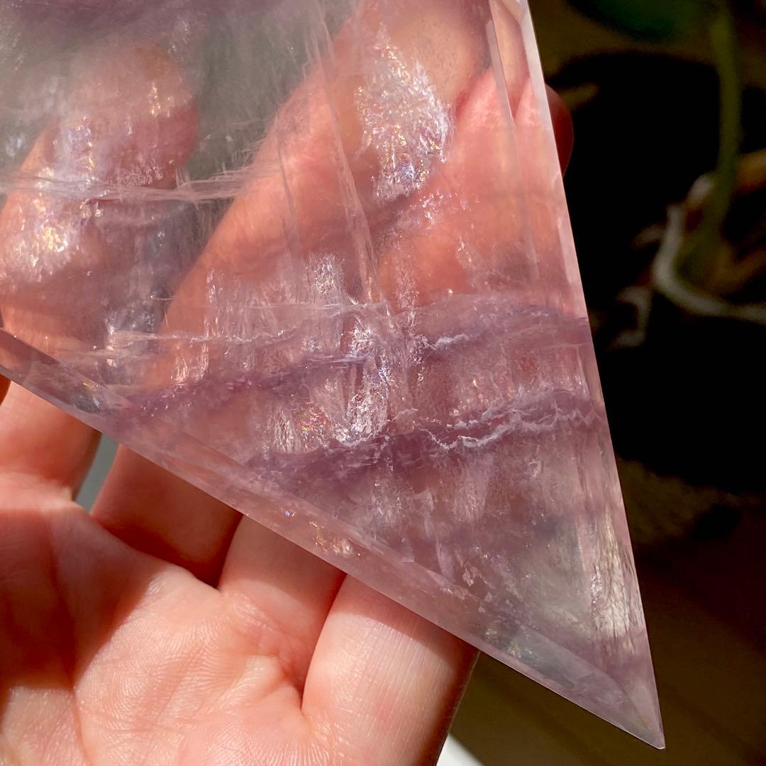 【 虹入り 美しい フローライト ダイヤ型 スタンド付き 蛍石 】