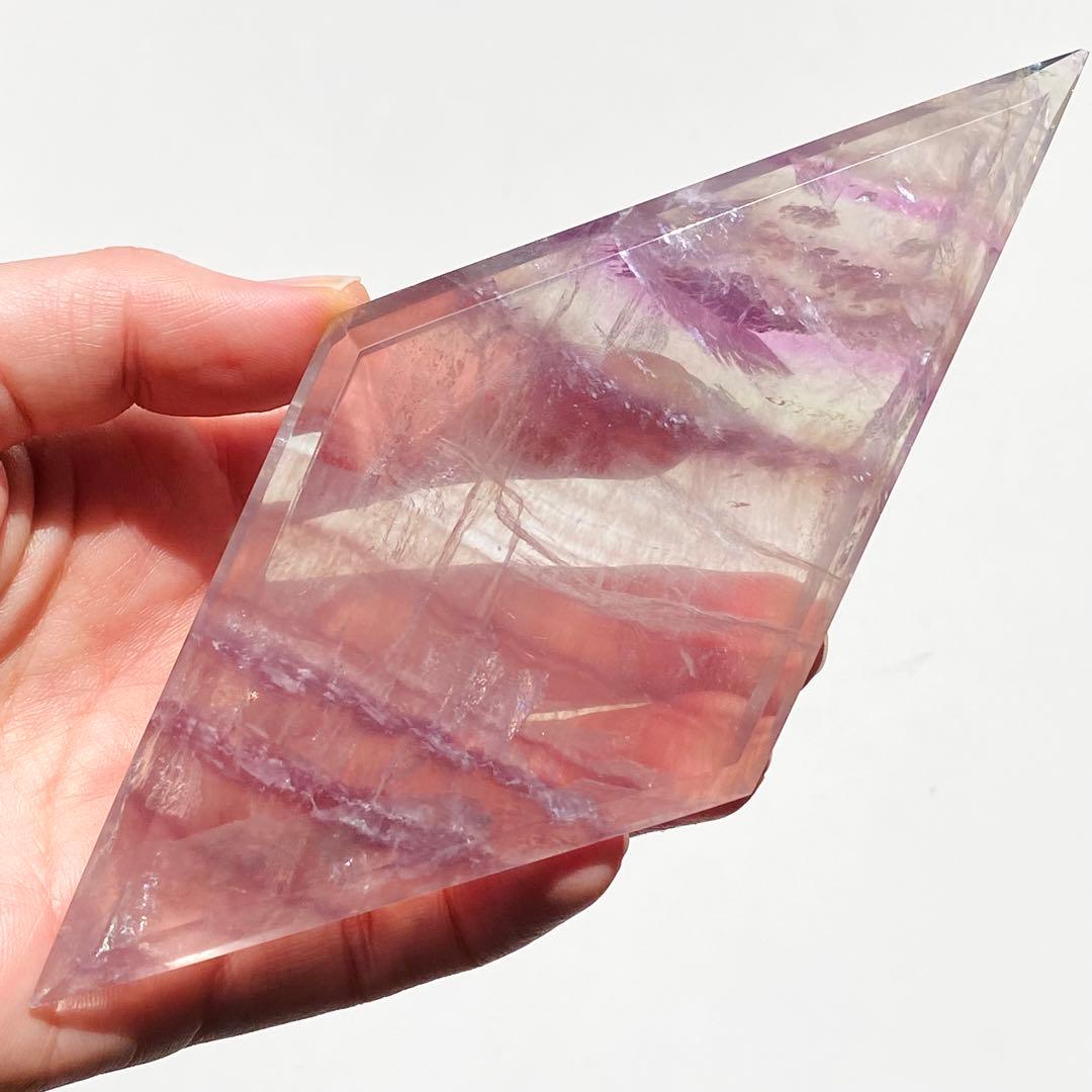 【 虹入り 美しい フローライト ダイヤ型 スタンド付き 蛍石 】