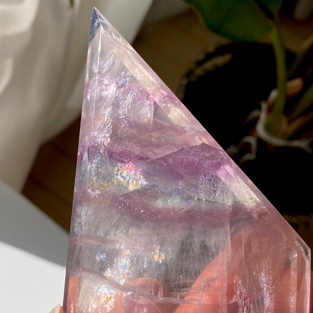 【 虹入り 美しい フローライト ダイヤ型 スタンド付き 蛍石 】