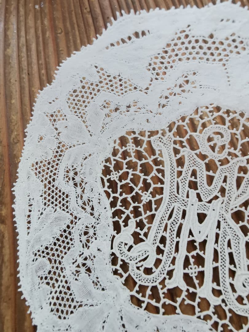 アンティーク ポワンドパリ 桜草 オーキッド イニシャルKＭ 鳥刺繍 ドイリー