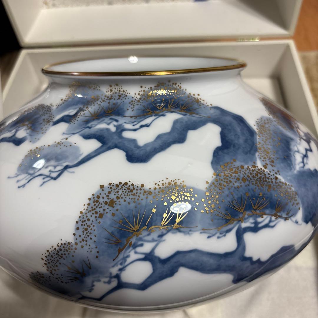 大倉陶園　金彩松文花瓶
