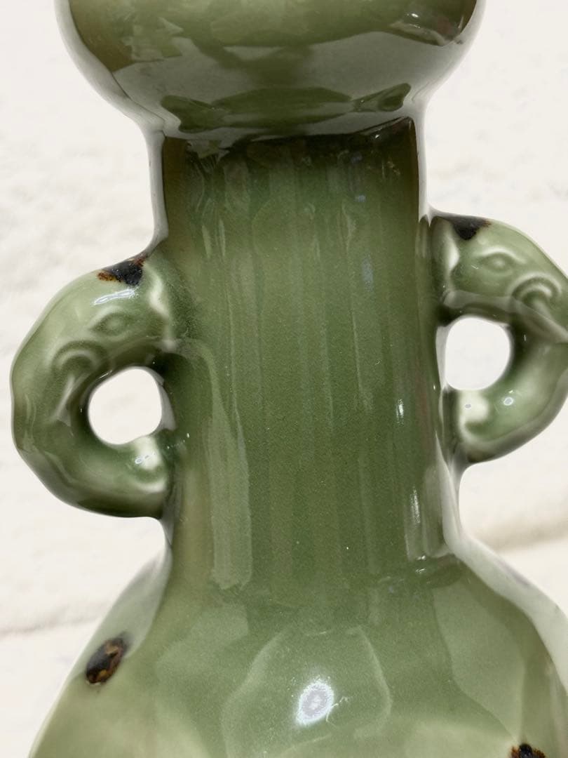 京都の陶芸家、二代目 加藤溪山（かとう けいざん）による青瓷耳付花生