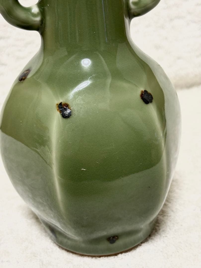 京都の陶芸家、二代目 加藤溪山（かとう けいざん）による青瓷耳付花生