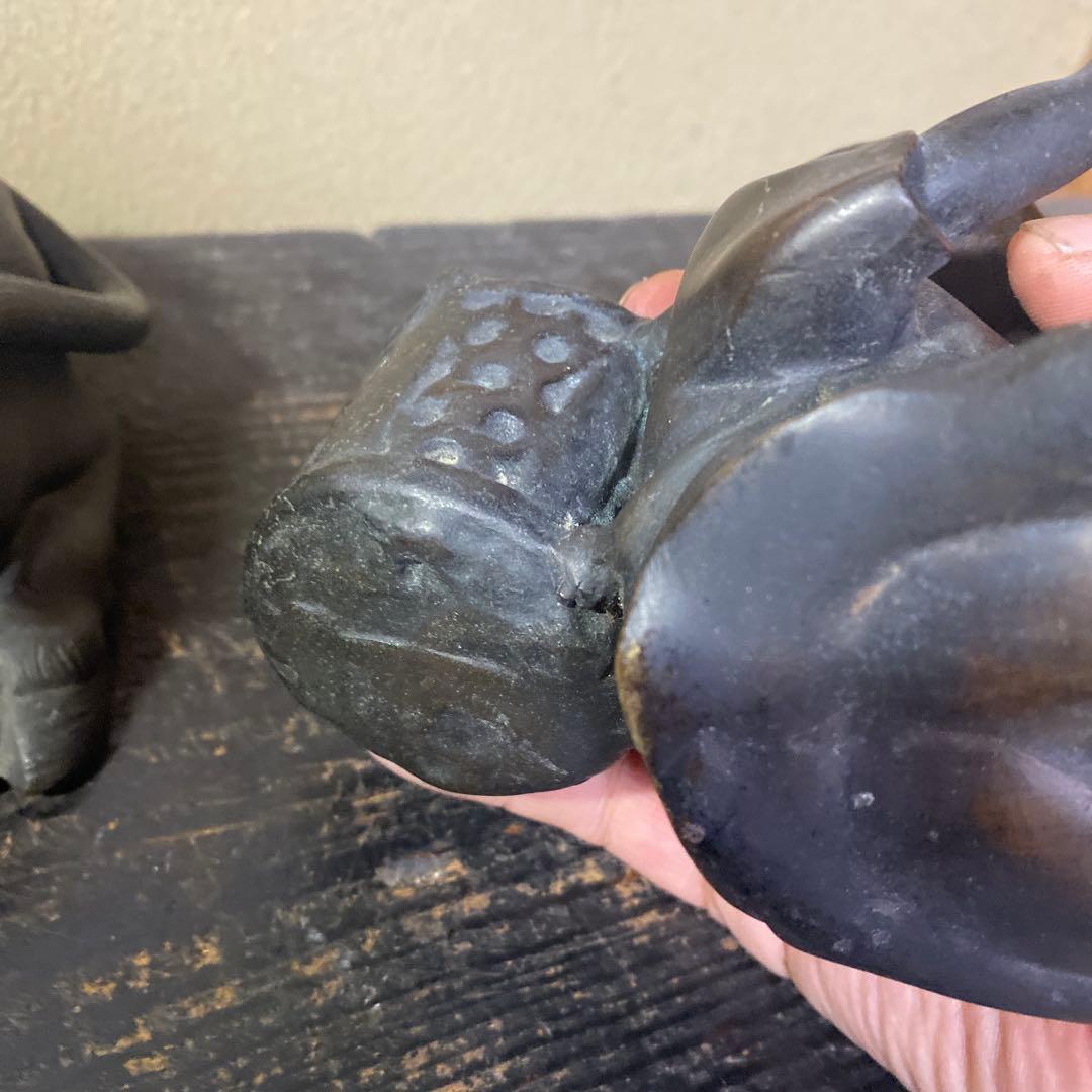 金属製牛と子供の彫刻