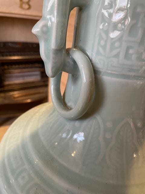 青緑色の持ち手付き陶器花瓶