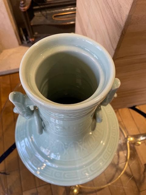 青緑色の持ち手付き陶器花瓶