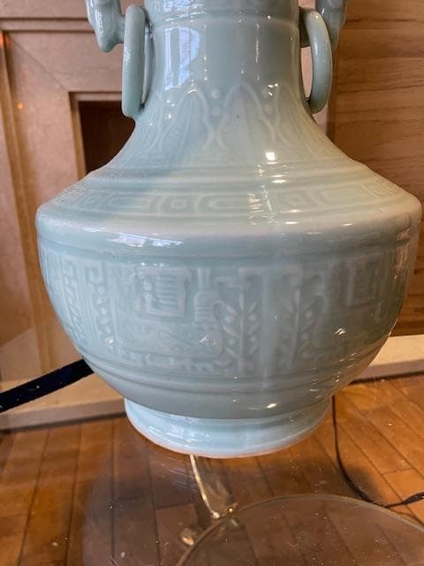 青緑色の持ち手付き陶器花瓶