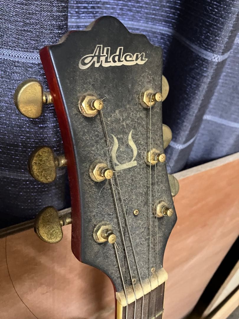 作りの良いギターですがそれなりに劣化はあります。