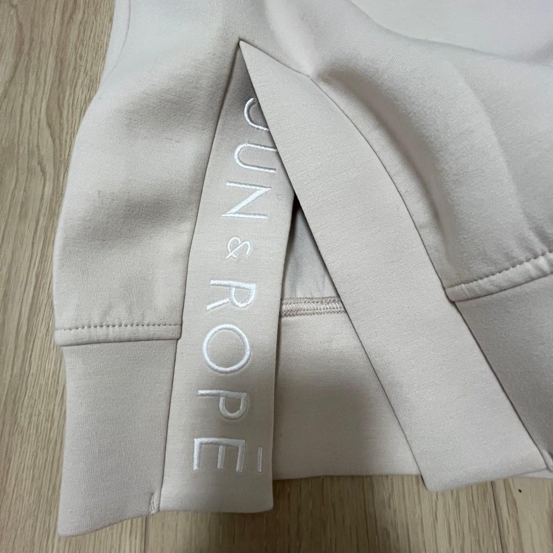 JUN＆ROPE エンボスロゴモックネック長袖プルオーバー