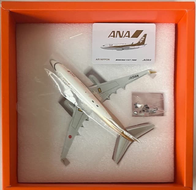 航空機・ヘリコプター ANA B737-700 JA01AN Gold