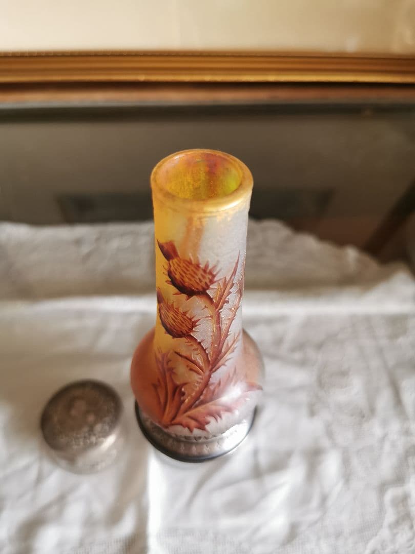 アンティークドームナンシー 薊紋花瓶 オパルセント被ガラスエナメル金彩 彫銀台付