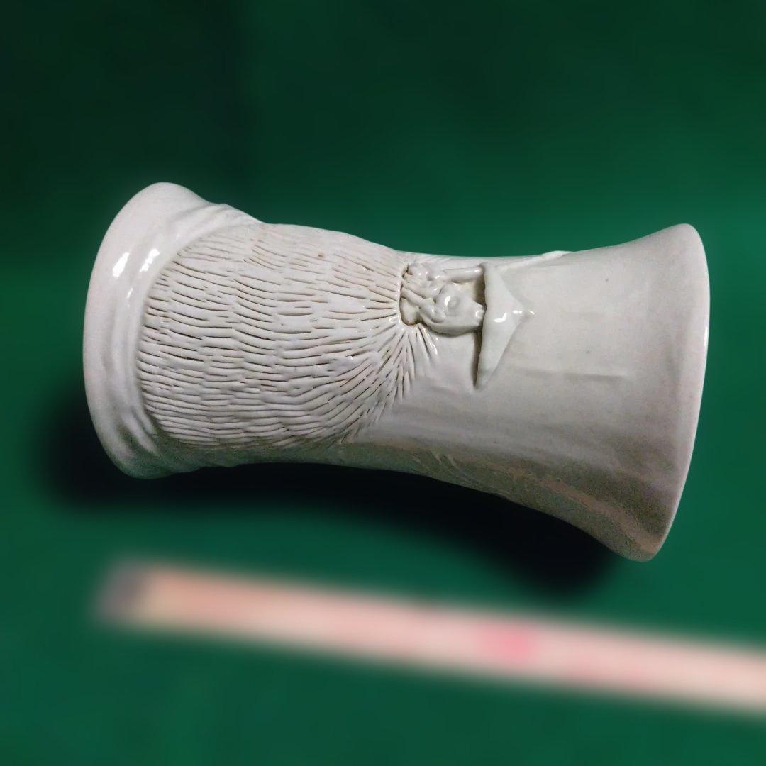 浮世絵風彫刻の陶器花瓶