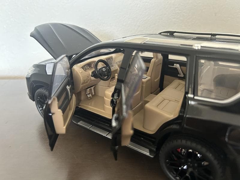 1/18ミニカー レクサス LX570 新品 2台【ホワイト＆ブラック】