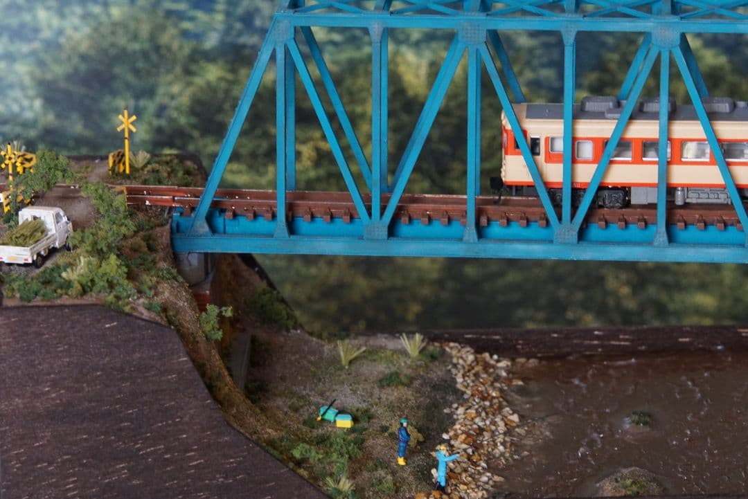 Nゲージ鉄道模型ジオラマ　トラス橋を渡る地方ローカル線