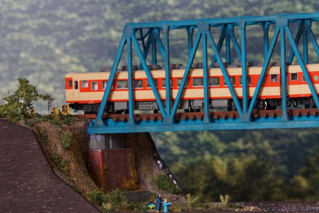 Nゲージ鉄道模型ジオラマ　トラス橋を渡る地方ローカル線