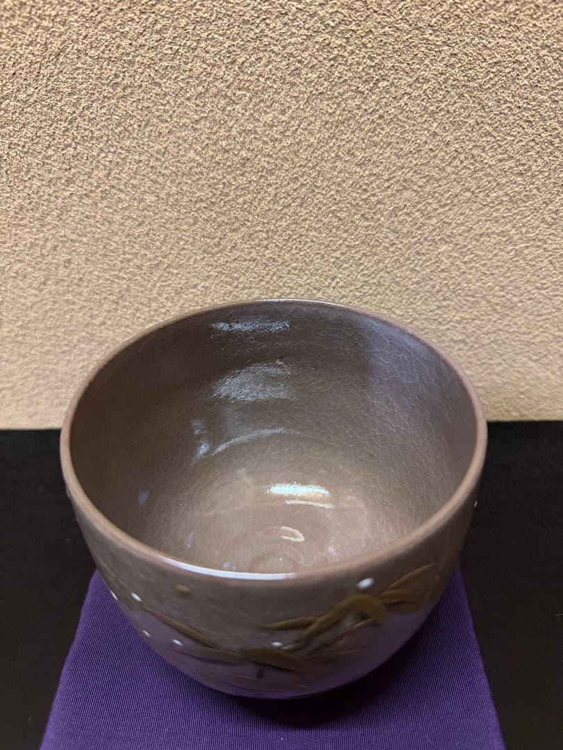 京焼　杉田祥平　赫土地金彩雪笹画　茶碗　共箱