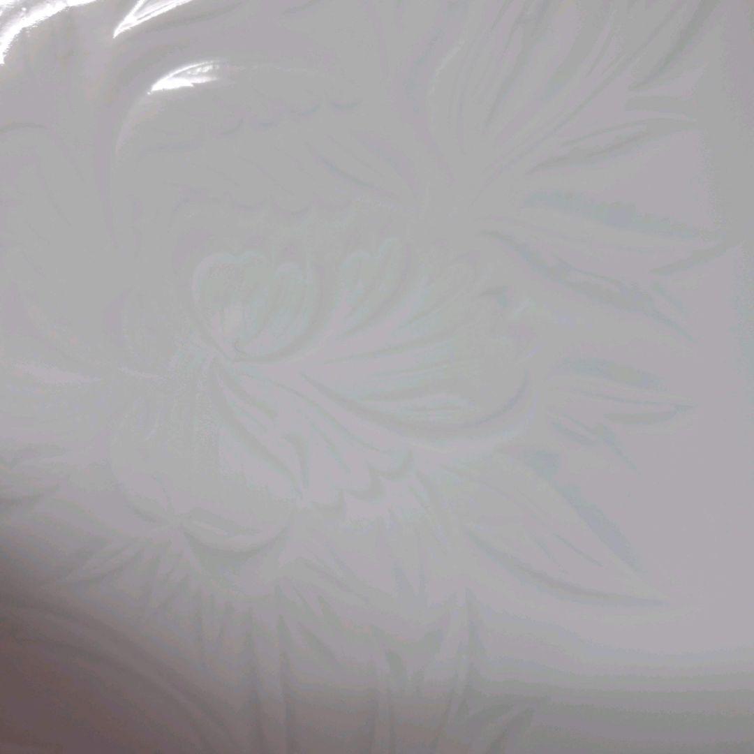 （430)✿有田焼★初代★奥川忠右エ門作★白磁牡丹彫刻皿★破魔オマケ付き