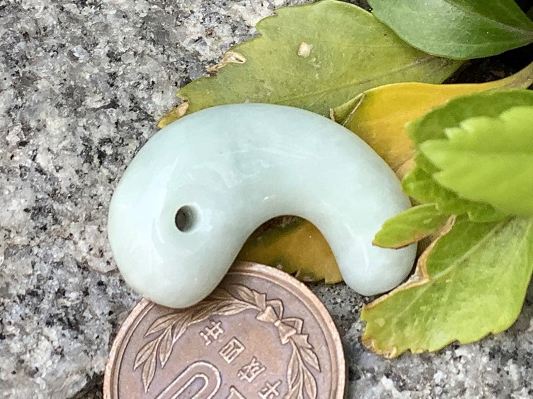 青緑入り✳小滝産原石切出し極上品質　本物の糸魚川翡翠勾玉　機械鑑定付の極上物を‼️