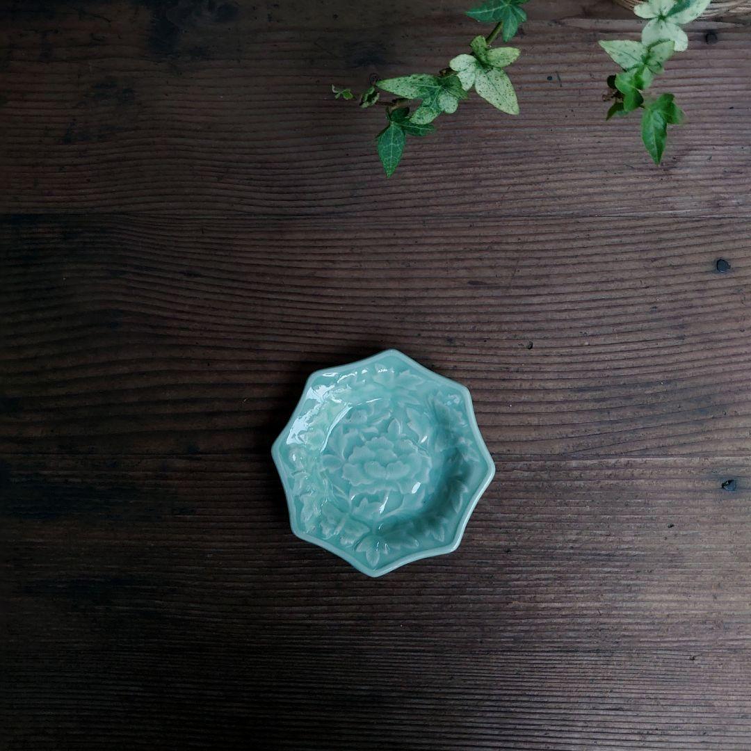 【ご成約】三田青磁 陽刻 花蝶文 八角小皿 と 骨董の器 おまとめ