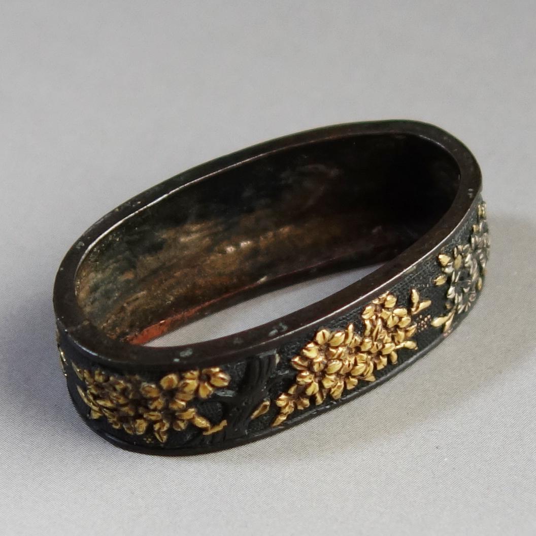 【桜花図縁頭 赤銅魚子地 金銀色絵】 刀装具 縁頭 鍔 鐔 日本刀 武具 骨董