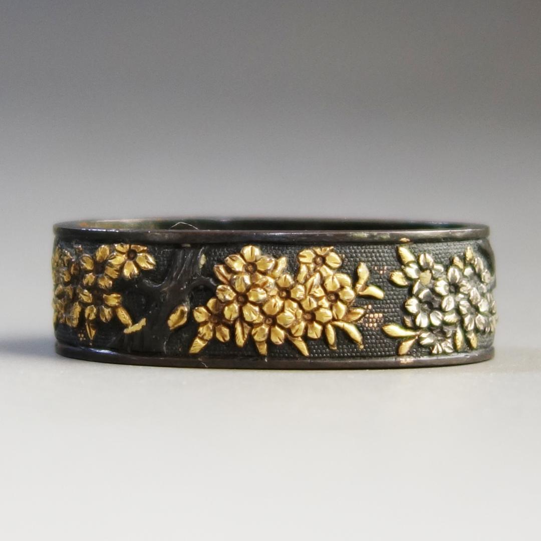 【桜花図縁頭 赤銅魚子地 金銀色絵】 刀装具 縁頭 鍔 鐔 日本刀 武具 骨董