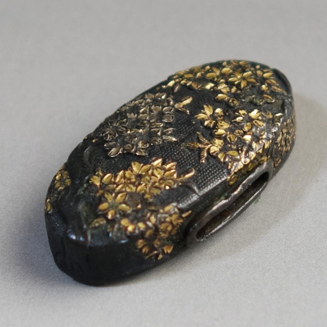 【桜花図縁頭 赤銅魚子地 金銀色絵】 刀装具 縁頭 鍔 鐔 日本刀 武具 骨董